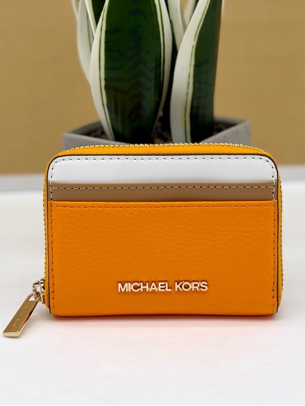 Michael Kors Jet Set Travel Card
Case Small Wallet Pop Orange Multi